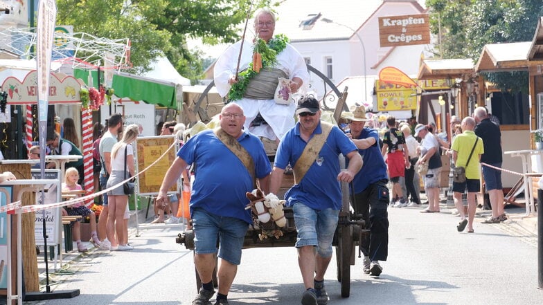 Bacchus ließ sich von der Traktorfreunden auf einem großen Kartoffelwagen über die 341 Meter lange Strecke ziehen.