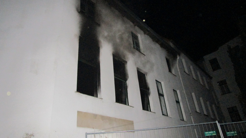 In der Kleinen Konsulstraße in Görlitz geriet Sonnabendnacht ein dreistöckiges Wohnhaus in Brand.