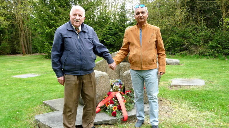 Klaus Fiedler (l.) und Miroslav Grajcar an der Gedenkstätte in Lety: Es liegt an uns allen, dass sich Geschichte nicht wiederholt.