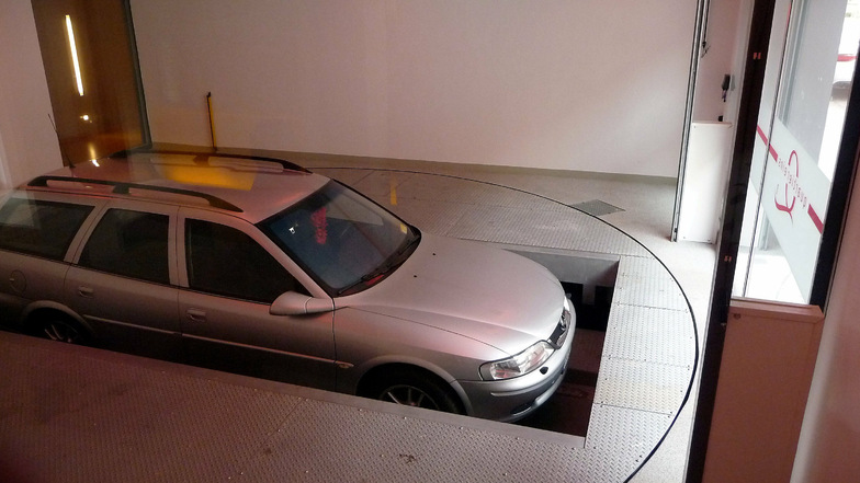 Vollautomatische Anlage: Mit einem Lift werden die Autos in die Tiefe gelassen und dort in eine Parkbucht einsortiert.