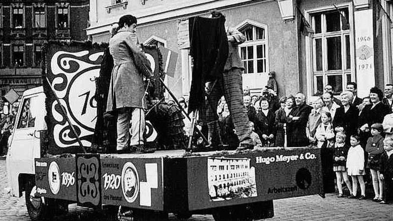 Vor 50 Jahren war Meyer-Optik gleich mit mehreren Schaubild-Wagen beim großen Festumzug zur Görlitzer 900-Jahr-Feier dabei.