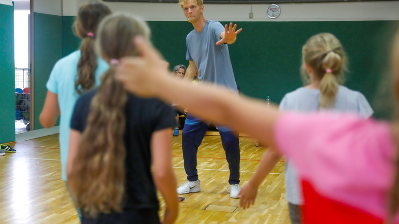Patrick von Bardeleben, Breakdance-Lehrer, trainiert mit der 3. Klasse der Grundschule Beiersdorf.