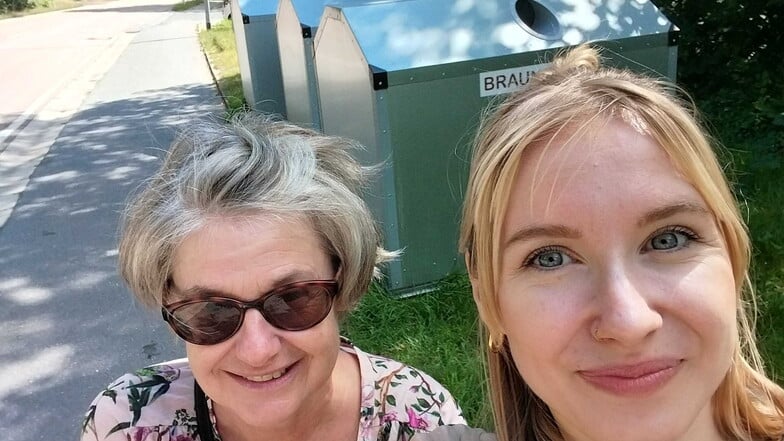 Selfie am Glascontainer in Glashütte: Wir haben viel Elan nach den ersten angenehmen Mitfahrgelegenheiten. Es stellt sich jedoch heraus, dass wir hier eine Weile ohne fahrbaren Untersatz stehen und warten.