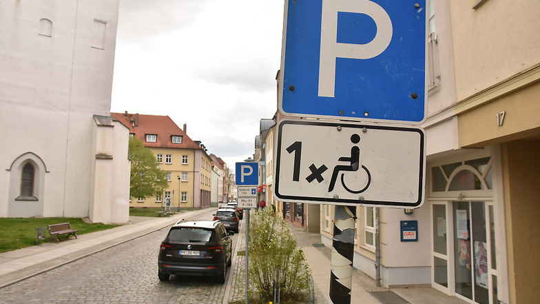 Im „verkehrsberuhigten Geschäftsbereich“ in der Hoyerswerdaer Altstadt ist eigentlich genau zu erkennen, wer wo wie lange parken darf.