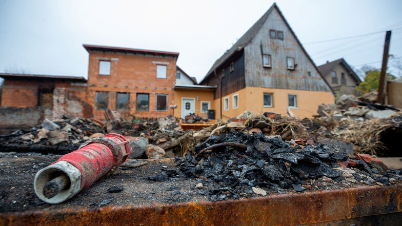 Blick auf die Überreste der abgebrannten Scheune und das Wohnhaus. Die linke Seite der Holzverkleidung hatte schon Feuer gefangen.