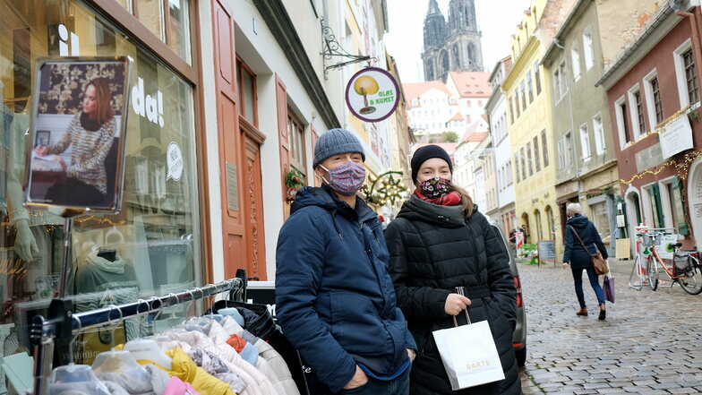 Weihnachtsbummel in Meißen: Axel Kirste (56) und Tochter Paula (15) schauen sich am Sonnabend auf der Burgstraße nach Geschenken um. Erwartet hatten sie mehr Leute, finden die ruhige Atmosphäre aber angenehm.