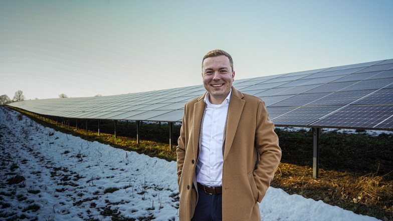 Stefan Klink, der bei der Firma Anumar für die Finanzen zuständig ist, freut sich, das der Solarpark bei Seitschen jetzt am Netz ist. Das Unternehmen hat am Standort vor den Toren der Stadt Bautzen 23 Millionen Euro investiert.