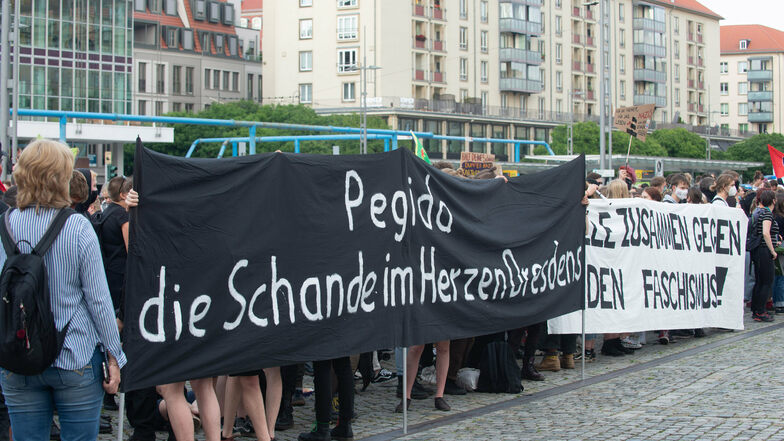 Gegendemonstranten sehen Pegida als "Schande im Herzen Dresdens" - der Kampf um die Innenstadt.