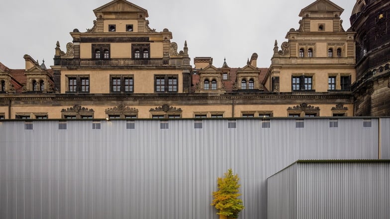Ein verblendetes Gerüst hüllt Teile der Fassade an der Westseite des Dresdner Schlosses ein.