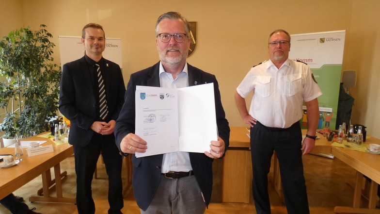 Swen Nowotny (Mitte) hat als dritter Bürgermeister im Landkreis Bautzen den Asskomm-Beitritt besiegelt – zusammen mit Sven Forkert vom Landespräventionsrat (l.) und Manfred Weißbach, Leiter der Polizeidirektion Görlitz.