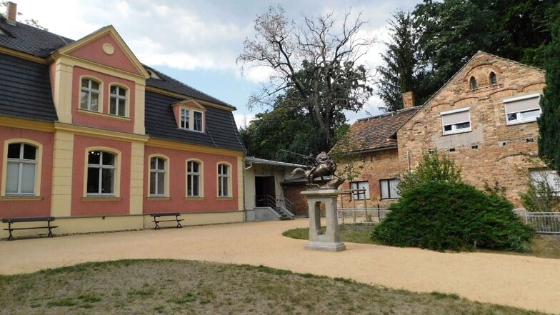 Das marode Gesindehaus, rechts neben dem Schloss von Kromlau, soll saniert und eine Künstlerkolonie werden. Aktuell nutzen es Gemeinde und der Bauhof.