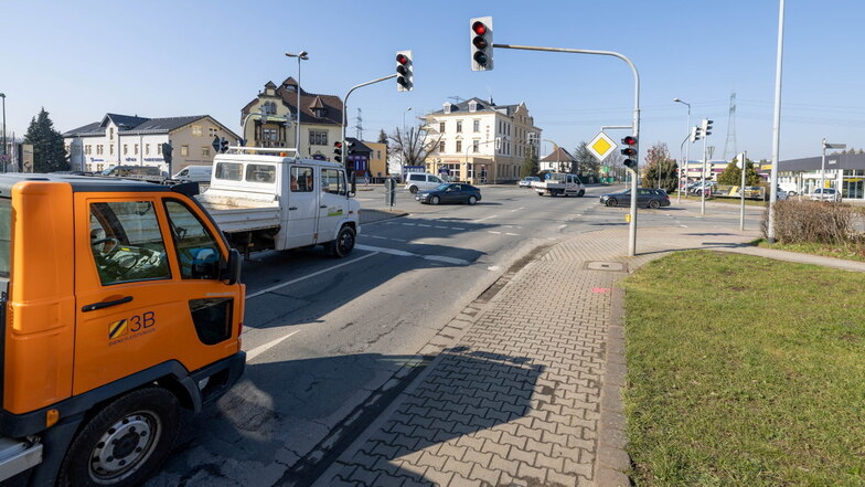 Noch rollt es auf der Dresdner Straße und an der Reichskronen-Kreuzung in Heidenau. Doch bald ist es damit bis nächstes Jahr vorbei.