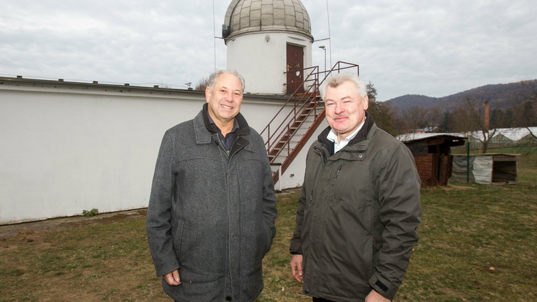 Gernot Heerde (l.) und Ralf Müller stehen vor der Sternwarte Graupa. Für die ehemalige Schulsternwarte gibt es Pläne.