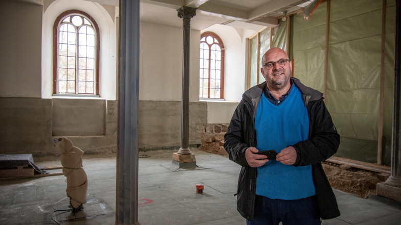 Pfarrer Rafael Schindler zeigt den Bereich der Polditzer Kirche, in dem neue Gruppenräume entstehen.