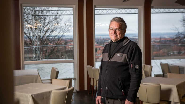 Jochen Löbel steht im Restaurant der Bergwirtschaft am Wilden Mann in Dresden. Aus den Fenstern hinter kann er bis ins Osterzgebirge blicken.