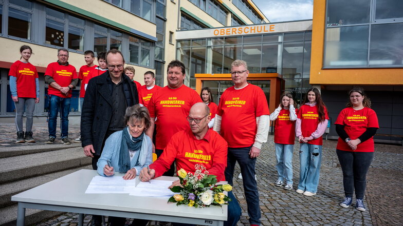 Walter Stuber und Katrin Wagner unterschreiben den Vertrag. In zweiter Reihe (v.l.) stehen Minister Wolfram Günther, Geschäftsführer Dirk Eckart und Andreas Krebs, der in Berlin ein ähnliches Projekt betreibt.