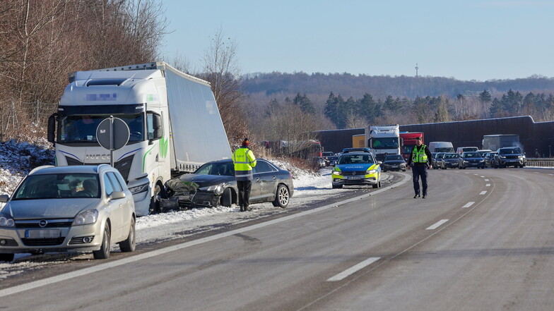 Der erste von drei Unfällen auf der A4 bei Hohenstein-Ernstthal: Ein Audi und ein Sattelzug kollidierten seitlich. Ein beteiligter Mercedes fuhr weiter.