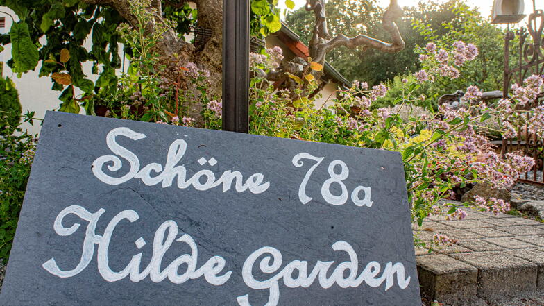 "Hilde Garden" wird das grüne Refugium hinterm Haus der Schönes seit Kurzem genannt. So hieß die Großmutter, welche den Garten ursprünglich anlegte - damals allerdings noch als reinen Nutzgarten.