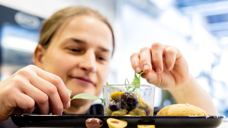 Köchin Antje Drescher kann jetzt im Bistro der Baumschule Oliven aus eigener Ernte verarbeiten.