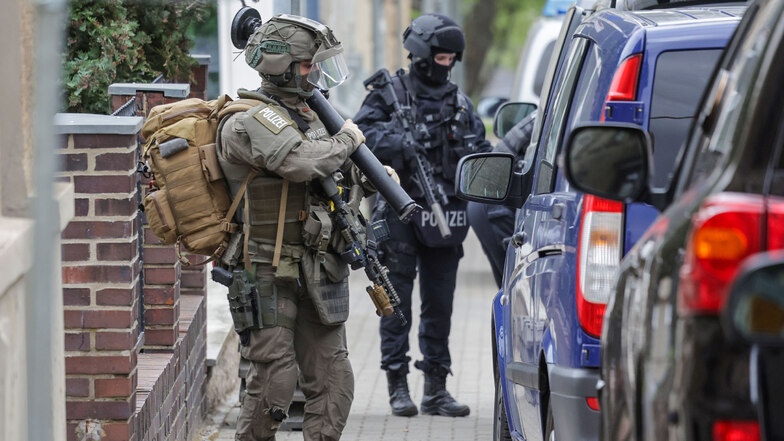 Polizei-Großeinsatz in Meerane: SEK nimmt bewaffneten Mann in Wohnung fest