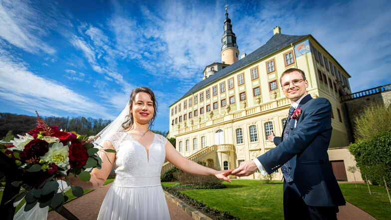 Was für ein Wetter, was für ein Ort, was für ein Paar: Laura und Rico Hitzing haben am Sonnabend auf Schloss Weesenstein geheiratet.