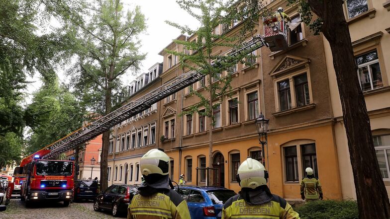 Derzeit ist die Feuerwehr in einem Haus in Dresden-Pieschen im Einsatz.