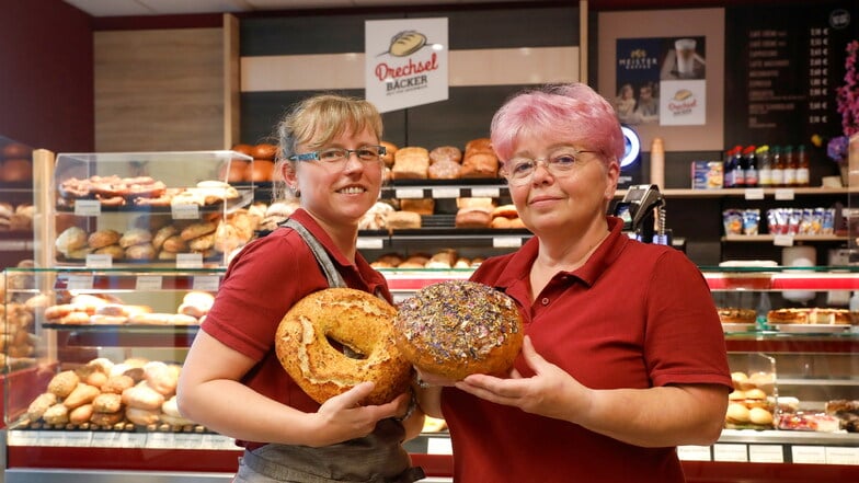 Sie verkaufen in der Löbauer "Stamm"-Filiale der Bäckerei Drechsel: Stefanie Weigelt (links) und Martina Eisenblätter. Sie sind in der Sachsenstraße beim Diska zu finden.