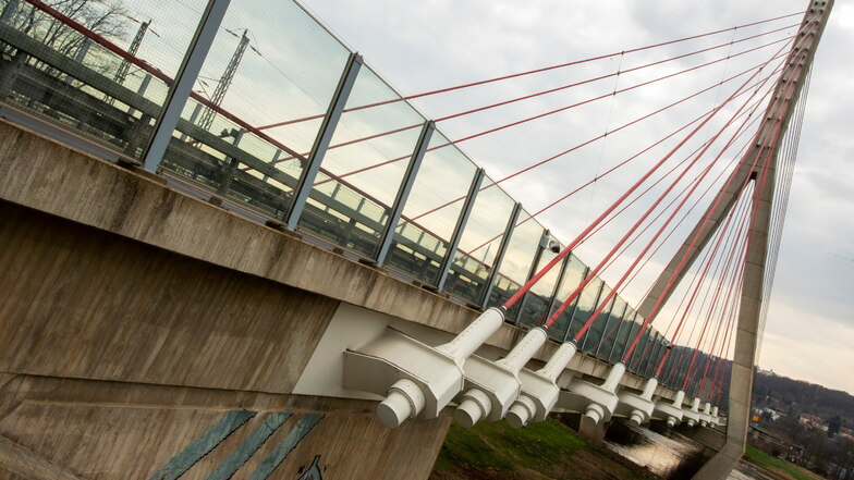 Die 366 Meter lange Brücke in Niederwartha war der erste Bauabschnitt der neuen Elbtalstraße Meißen - Dresden. Sie wurde 2011 freigeben.