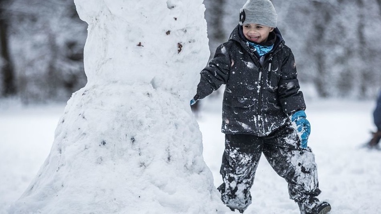 Große Kunst: Der sechsjährige Emil baut im Großen Garten an einem Riesen-Schneemann.