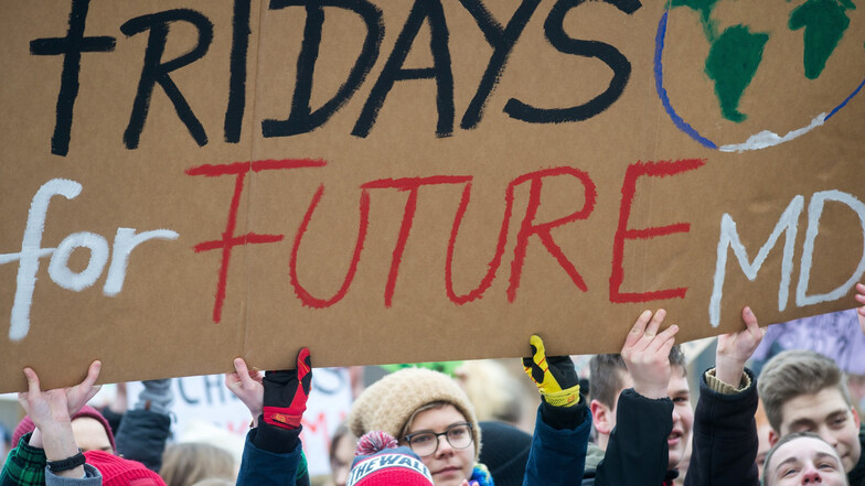 Jugendliche demonstrieren am 1. Februar 2019 in Magdeburg auf dem Domplatz für Klimaschutz und Kohleausstieg.