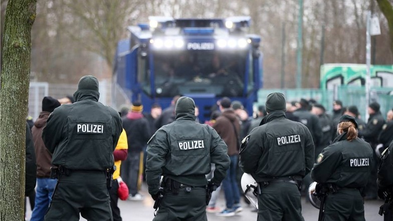 Ein massives Polizeiaufgebot erwartete die Dynamo-Fans vor dem Spiel am Gästeeingang.