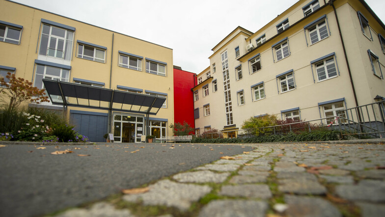 Das Fachkrankenhaus in Coswig ist die Spezialklinik für Lungenkrankheiten im Kreis Meißen. Hier erden auch Covid-19-Patienten intensiv behandelt.