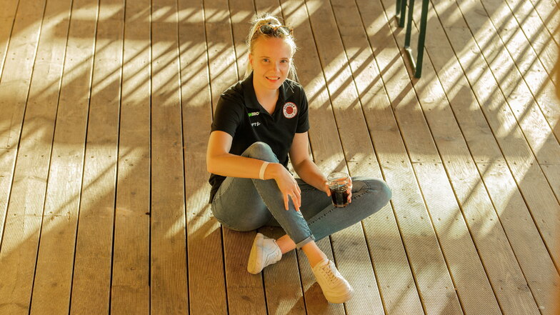 Mit einem Glas Wein sitzt Jennifer Janiska in der Sommerpause gern mal auf der Terrasse, bei der Teampräsentation am Citybeach greift sie zur Cola.