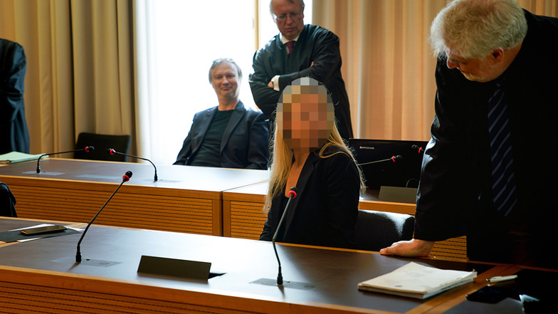 Dr. Lutz Lohse und seine Frau Carmen sitzen im Verhandlungsraum des Dresdner Landgerichtes. Das in Liverpool lebende Ehepaar soll für einen millionenschweren Abrechnungsbetrug verantwortlich sein.