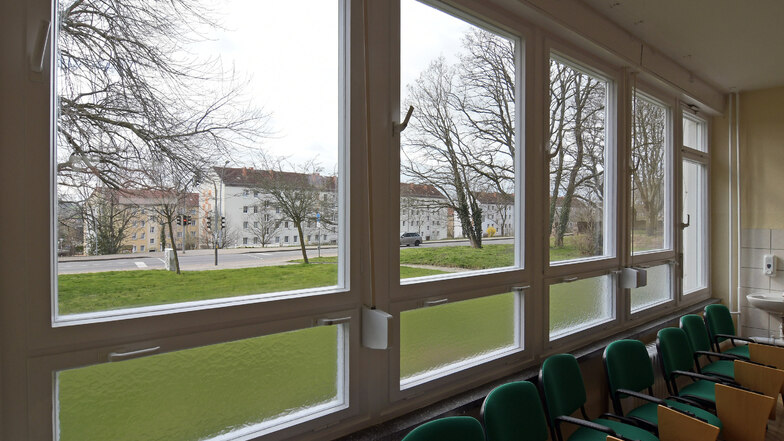 Die Stadt hat die über 50 Jahre alten Fenster in einem Klassenraum der Grundschule überarbeiten lassen.