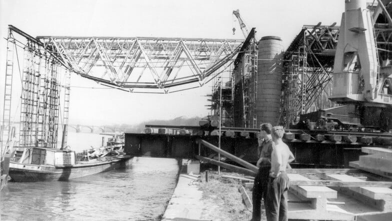 Das Lehrgerüst am Altstädter Ufer steht im März 1968. Auf ihm wird der Überbau errichtet.