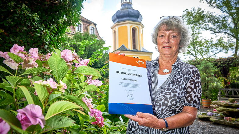 Als Doris Schubert am Sonntagvormittag zur Kulturpreisvergabe ins Schloss Zuschendorf kam, ahnte sie nicht, dass sie mit der Urkunde, Blumen und Geschenken nach Hause geht.
