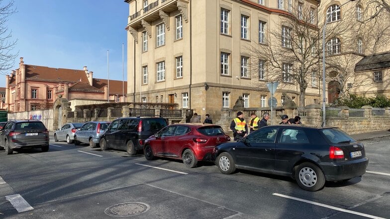 Heute Vormittag ereignete sich in Zittau vor dem Amtsgericht ein Auffahrunfall.