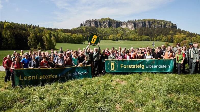 Über 170 Wanderfreunde hatten sich auf dem Todenweg am Fuße des Pfaffensteins zum Forststeig-Start eingefunden.
