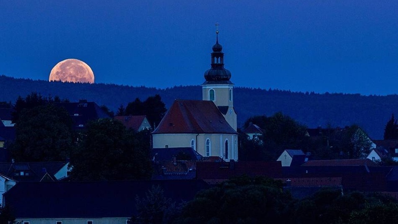 Für diese Bilder stand so mancher am Montagmorgen ganz besonders früh auf: Die totale Mondfinsternis war trotz einiger Wolken auch über dem Landkreis Bautzen recht gut zu sehen - hier über Ostro.