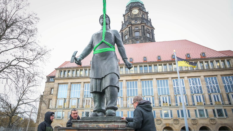 Die Bronzefigur der Trümmerfrau wurde nach einer Restaurierung wieder vor dem Rathaus montiert.