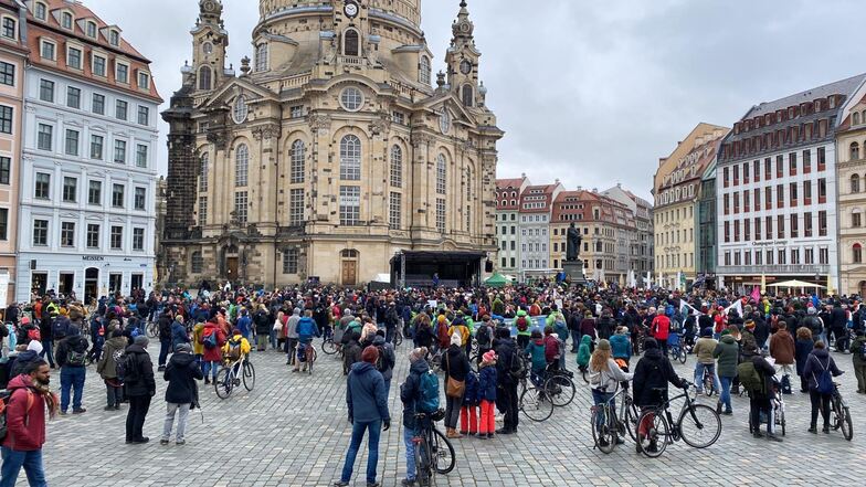 Auf dem Neumarkt haben sich bereits über 1.000 Menschen zur Demo von "Fridays for Future" versammelt. Sehr viele sind mit dem Rad gekommen.