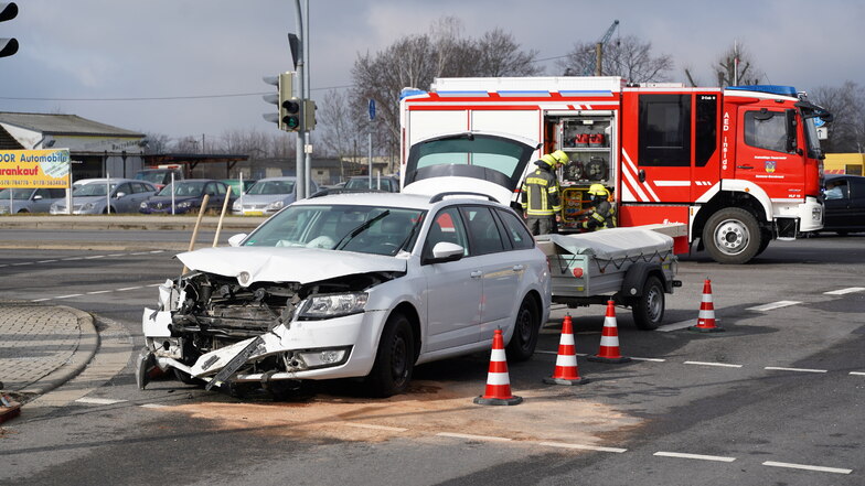 Auf der Kreuzung von Macher- und Hans-Grade-Straße in Kamenz sind am Donnerstagvormittag zwei Autos zusammengestoßen.
