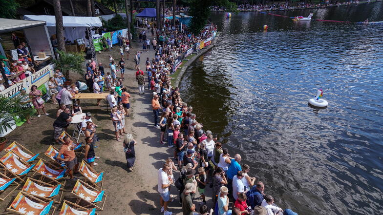 An der Badestelle in Weixdorf ließen sich Tausende Besucher das Badewannen-Spektakel nicht entgehen.