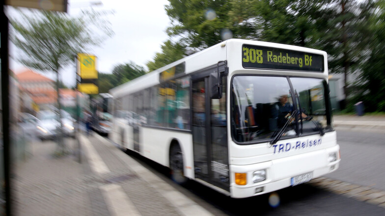 Ein Bus der Linie 308 am Bahnhof in Klotzsche.
