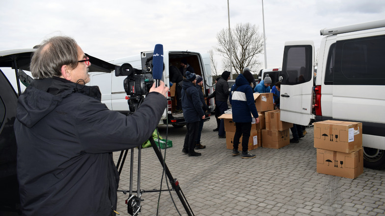 Umladen der Hilfsgüter ein paar Kilometer hinter der polnisch-ukrainischen Grenze.