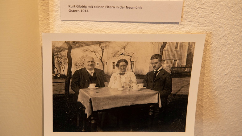 Dieses Foto zeigt ihn als jungen Mann mit seinen Eltern in Zabeltitz.