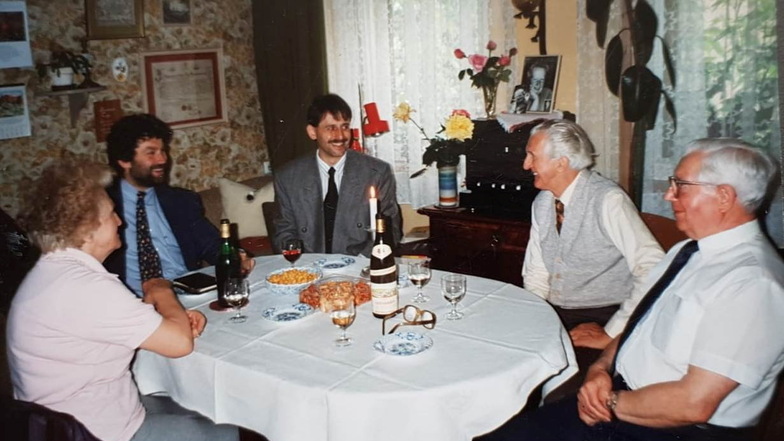 1994: Helmut Rummler und Siegfried Hoffmann (von rechts) werden bei einer privaten Feier unter anderem vom späteren Oberbürgermeister Burkhard Müller und Tilo Hönicke besucht.