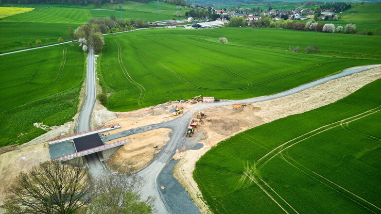 Auf diesem Luftbild ist die Brücke über den Radweg Eschdorf-Wünschendorf zu sehen. Dieser trifft auf die heutige S177 (links oben). Rechts ist die Trasse der neuen Schnellstraße (Richtung Doberberg) zu sehen.
