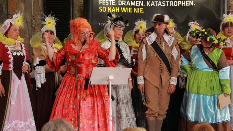 Unter dem Motto „August und die Hochzeit der Superlative“ bietet der Hofdamencircle Dresden am Sonnabend in Rammenau eine unterhaltsame Reise ins Jahr 1719. Damit trat das Ensemble bereits bei der Saisoneröffnung der Staatlichen Schlösser, Burgen und Gärt